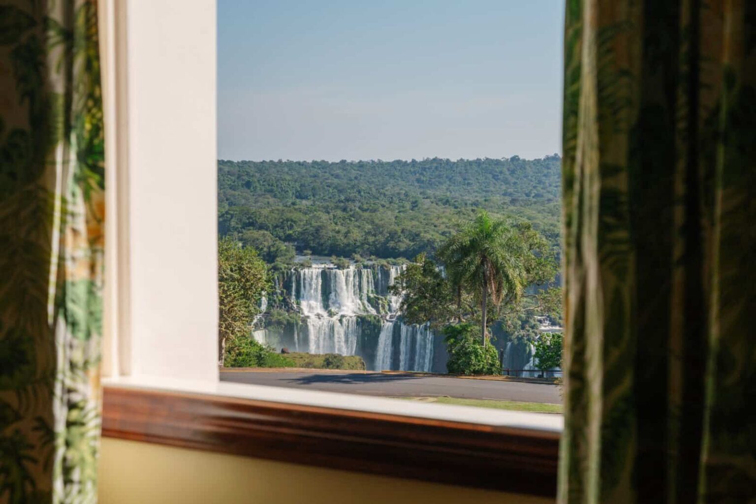 deluxe_falls_view_room_011_orig